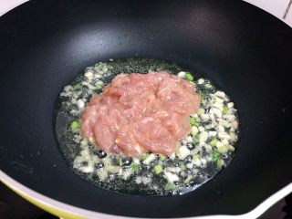 9、黄花菜木耳炒肉,放入猪肉翻炒至变色变白