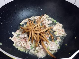 10、黄花菜木耳炒肉,加入黄花菜翻炒至变软