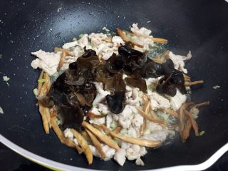 11、黄花菜木耳炒肉,加入木耳翻炒至断生