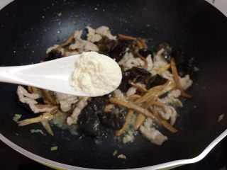 12、黄花菜木耳炒肉,加入鸡精