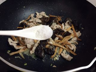 13、黄花菜木耳炒肉,加入盐