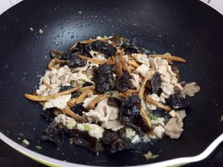 14、黄花菜木耳炒肉,翻炒均匀即可出锅