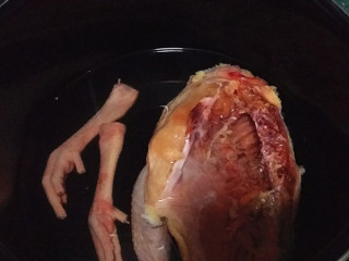 1、#圣诞节#老母鸡汤,老母鸡洗净后，用清水浸泡15分钟左右，泡去些多余血水，再冲洗干净