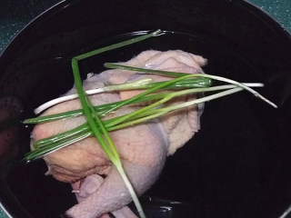 2、#圣诞节#老母鸡汤,将半只老母鸡与香葱一起放入锅中，并加入适量清水