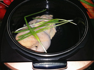 3、#圣诞节#老母鸡汤,送入电力锅放好