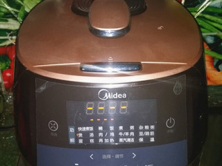 4、#圣诞节#老母鸡汤,锁上盖子，启动煲汤功能