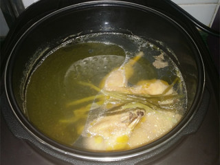 7、#圣诞节#老母鸡汤,打开上盖，放入适量食盐，好浓好香的鸡汤上桌了