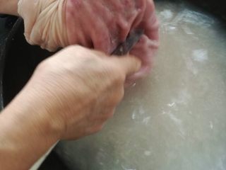 1、清汤猪肚,将猪肚的里里外外都得用刀子刮干净