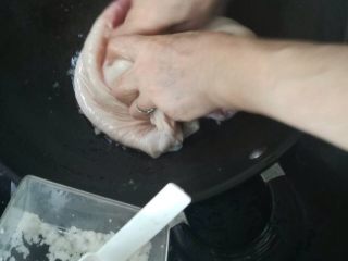 3、清汤猪肚,用粗盐狠狠搓一遍