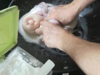 4、清汤猪肚,然后再用生粉狠狠搓一遍