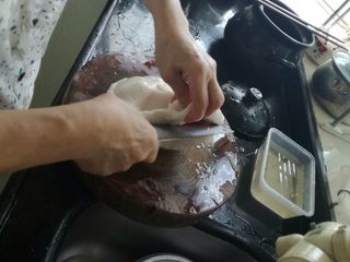 5、清汤猪肚,这时候从开水里把猪肚捞上来，放在砧板上切开一道口子