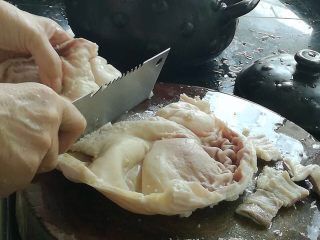 7、清汤猪肚,细细切开，顺着纹路