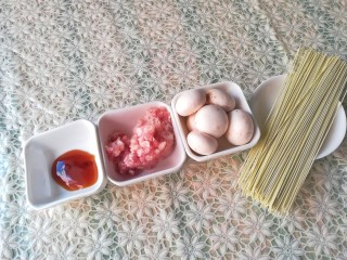 1、口菇肉酱面,食材准备