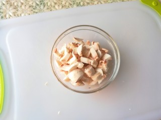 2、口菇肉酱面,口菇洗净切丁备用