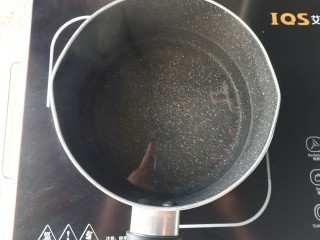 3、口菇肉酱面,起锅煮水