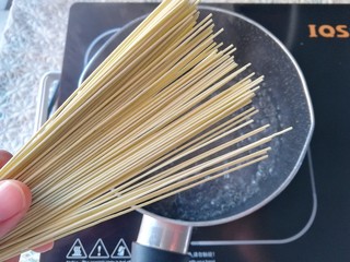 4、口菇肉酱面,水开下小白菜细面煮4分钟