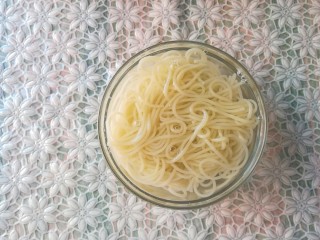 5、口菇肉酱面,捞出过温水