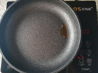 6、口菇肉酱面,另起平底锅倒入黑芝麻核桃油炝锅