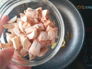 8、口菇肉酱面,倒入口菇炒软,大约5分钟。太干可以加点水