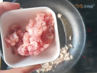 9、口菇肉酱面,加入肉末炒至断生