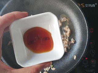 10、口菇肉酱面,最后出锅前加入蚝油搅拌均匀即可