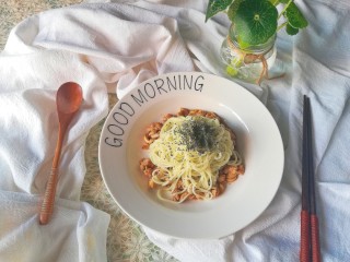 14、口菇肉酱面,撒上黑芝麻粉提味就可以开动喽