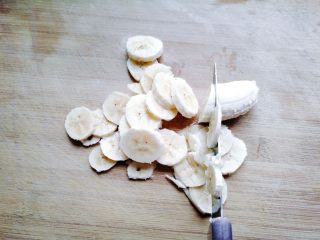 2、【宝宝辅食】无油香蕉牛奶鸡蛋松饼,香蕉去皮切片，从左边往右切，那样不容易粘刀。