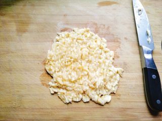 3、【宝宝辅食】无油香蕉牛奶鸡蛋松饼,切碎，这一步切的越碎，后面压碎香蕉泥就越简单。