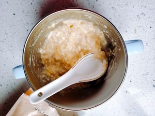 4、【宝宝辅食】无油香蕉牛奶鸡蛋松饼,把切碎的香蕉放到一个稍微大一点的碗里，用瓷勺把它进一步压碎。