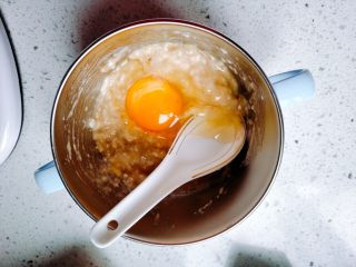 5、【宝宝辅食】无油香蕉牛奶鸡蛋松饼,加入鸡蛋，我放的全蛋。