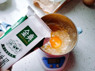 6、【宝宝辅食】无油香蕉牛奶鸡蛋松饼,加入70克的牛奶。如果前面你只放了蛋黄，没有放蛋清，那这一步多加一点牛奶。不要超过80g。