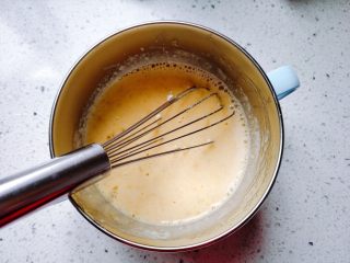 7、【宝宝辅食】无油香蕉牛奶鸡蛋松饼,搅拌至融合。