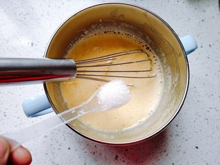 8、【宝宝辅食】无油香蕉牛奶鸡蛋松饼,加一小勺糖。如果是很小的孩子，就不要放糖了。