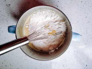 9、【宝宝辅食】无油香蕉牛奶鸡蛋松饼,加入40g面粉。