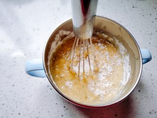 10、【宝宝辅食】无油香蕉牛奶鸡蛋松饼,先垂直把面粉一点一点地往里按，防止飞溅，然后再打。