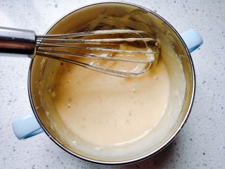 11、【宝宝辅食】无油香蕉牛奶鸡蛋松饼,打至顺滑，状态不是像水一样那么稀，也不是很粘稠。大概跟酸奶差不多，或者再比酸奶稀一点点。