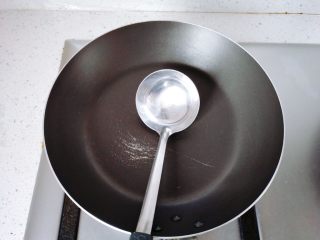 12、【宝宝辅食】无油香蕉牛奶鸡蛋松饼,准备好干净的平底锅和一个汤勺子。