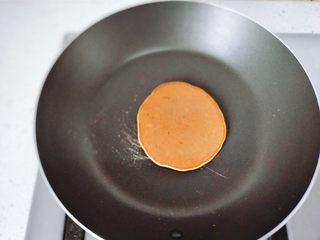 16、【宝宝辅食】无油香蕉牛奶鸡蛋松饼,翻面后再煎一分钟，差不多了。