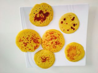 17、【宝宝辅食】无油香蕉牛奶鸡蛋松饼,小气孔的那一面，我没有煎太久，微微有点锅巴就行了。按上面的步骤，把其他的也煎好。煎到最后一个的话，如果不够一个，那就在蛋液里再加一点点牛奶，把蛋液搅动，然后再煎。因为最后一个比较稀，所以要看着一点，煎的时间要短一点。