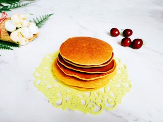 18、【宝宝辅食】无油香蕉牛奶鸡蛋松饼,松松软软的香蕉松饼就好了。无论是从食材还是到操作，都很简单，而且又快速，不仅适合小孩子，也是成年人上班族的早餐食之选。