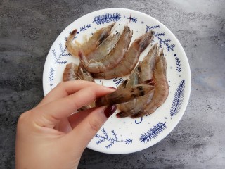 2、宝宝辅食～鲜虾松,首先把大虾洗干净，用剪刀把虾线剪掉