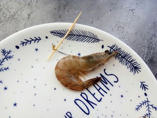 3、宝宝辅食～鲜虾松,用牙签把虾线去掉
