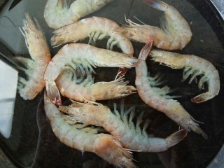 5、宝宝辅食～鲜虾松,放入锅中煮熟