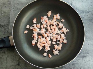10、宝宝辅食～鲜虾松,放入平底不粘锅中