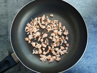 12、宝宝辅食～鲜虾松,慢慢烘干，看到虾肉半干时盛出