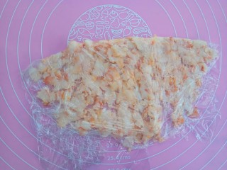 14、宝宝辅食～鲜虾松,用擀面杖擀碎