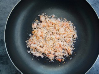 19、宝宝辅食～鲜虾松,如果觉得不够干，可以再次放入锅中烘干