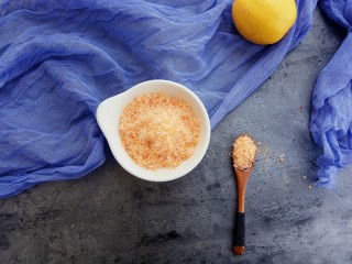 22、宝宝辅食～鲜虾松,月龄小的宝宝可以用辅食机再次打碎，两次就已经足够细腻了，做好后晾凉密封保存，三天内吃完