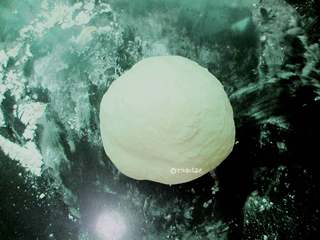 1、韭菜粉条薄饼,准备220克面粉慢慢加入100克温水和面，和面过程加点盐，到那种不粘盆的程度就可以了，面团揉好后静置醒发半个小时