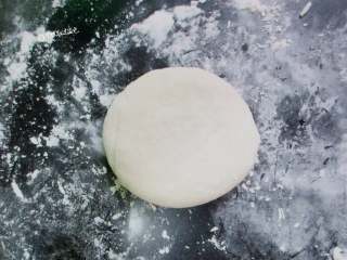 8、韭菜粉条薄饼,像包包子一样包好，收口入捏紧，包制成饼胚